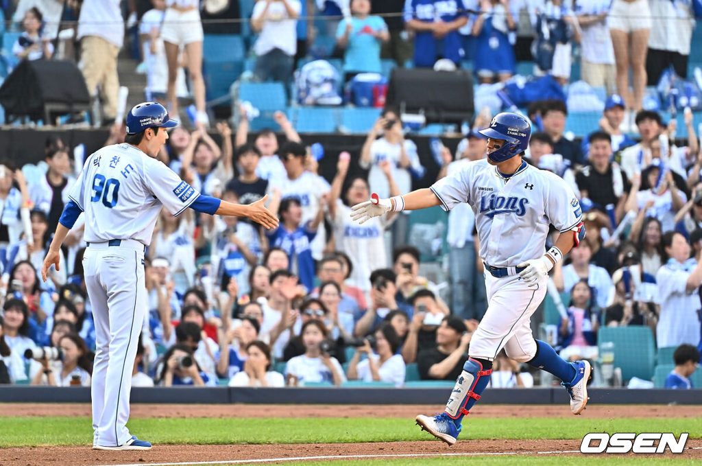 21일 대구삼성라이온즈파크에서 2024 신한 SOL 뱅크 KBO 리그 삼성 라이온즈와 롯데 자이언츠의 경기가 열렸다. 홈팀 삼성은 이승현이 방문팀 롯데는 반즈가 선발 출전했다. 삼성 라이온즈 강민호가 2회말 좌중월 솔로 홈런을 치고 하이파이브를 하고 있다. 2024.07.21 / foto0307@osen.co.kr