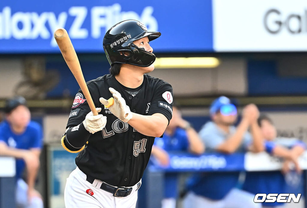 21일 대구삼성라이온즈파크에서 2024 신한 SOL 뱅크 KBO 리그 삼성 라이온즈와 롯데 자이언츠의 경기가 열렸다. 홈팀 삼성은 이승현이 방문팀 롯데는 반즈가 선발 출전했다. 롯데 자이언츠 나승엽이 4회초 무사 1루 우중월 2점 홈런을 치고 있다. 2024.07.21 / foto0307@osen.co.kr