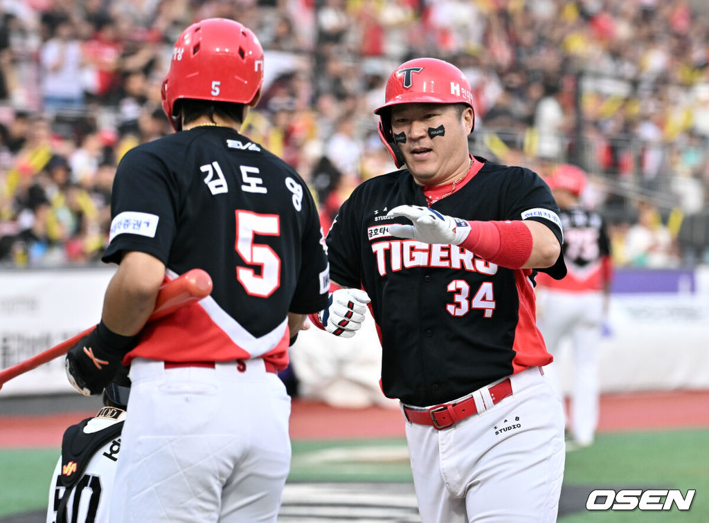 KIA 최형우가 홈런을 날린 뒤 김도영의 축하를 받고 있다. 2024.06.14 /cej@osen.co.kr