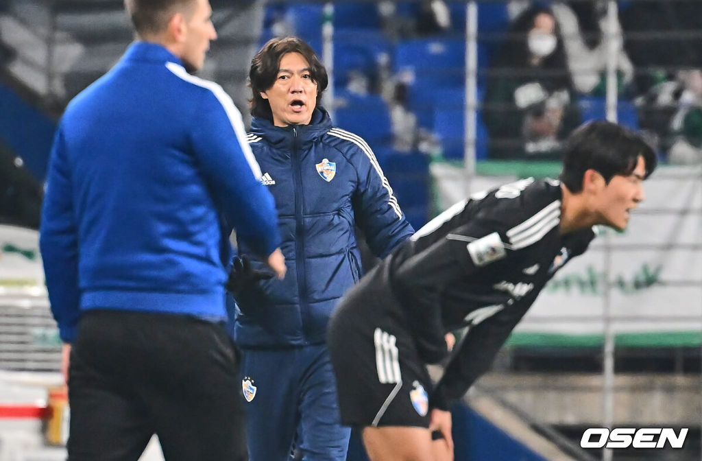 12일 울산 문수축구경기장에서 2023-2024 아시아축구연맹(AFC) 챔피언스리그 울산 HD와 전북 현대의 경기가 열렸다.  울산 HD 홍명보 감독이 전반 막판 골을 성공시키고 세리머니 도중 팔 부상을 입고 괴로워하는 설영우를 보고 있다. 2024.03.12 / foto0307@osen.co.kr