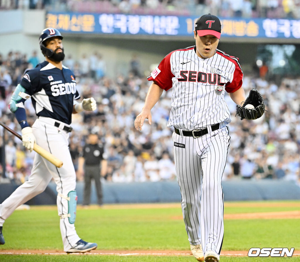 21일 서울 송파구 잠실야구장에서 ‘2024 신한 SOL Bank KBO리그’ LG트윈스와 두산 베어스의 경기가 열렸다.LG는 손주영을, 두산은 최원준을 선발로 내세웠다.8회초 1사 두산 라모스의 파울 플라이 타구를 LG 투수 김진성이 잡아내고 있다. 2024.07.21 /rumi@osen.co.kr