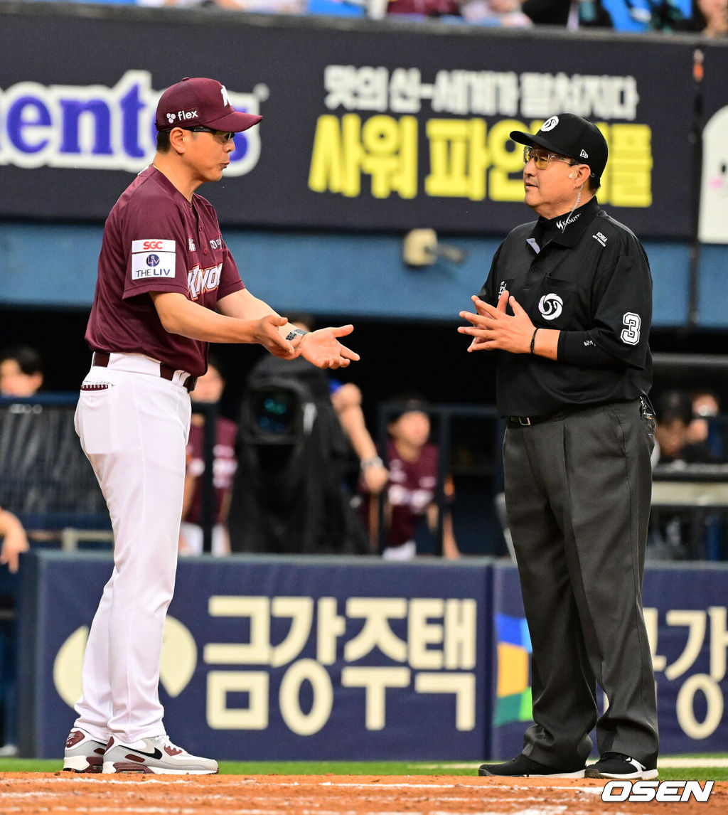 23일 오후 서울 잠실야구장에서 2024 신한 SOL Bank KBO리그 두산 베어스와 키움 히어로즈의 경기가 열렸다.이날 두산은 2년 차 우완 최준호, 키움은 외국인 투수 엔마누엘 데 헤이수스를 각각 선발로 내세웠다.3회말 2사 2루에서 두산 허경민이 양의지의 우전 적시타에 홈에서 키움 김재현에 태그아웃 당했다.하지만 비디오 판독 결과 김재현의 블로킹이 주루 방해로 인정되며 판정이 번복, 득점에 성공했다. 이에 키움 홍원기 감독이 심판진에 불만을 나타내고 있다. 홍원기 감독은 퇴장. 2024.07.23 / jpnews@osen.co.kr