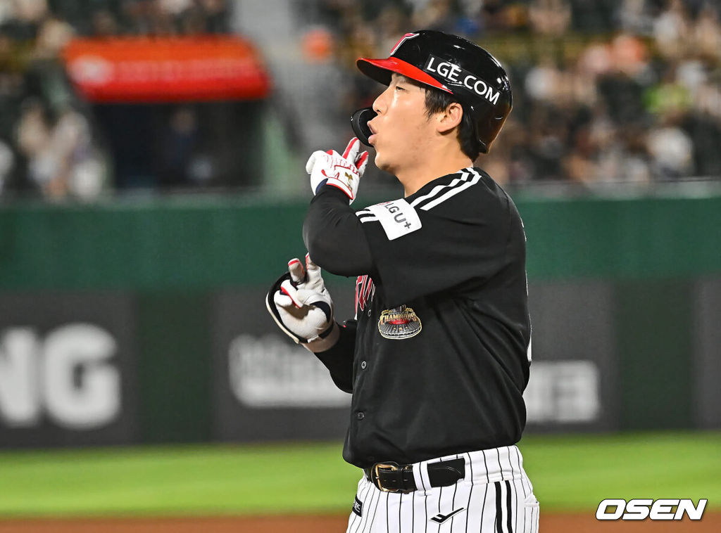 23일 부산 사직야구장에서 2024 신한 SOL 뱅크 KBO 리그 롯데 자이언츠와 LG 트윈스의 경기가 열렸다. 홈팀 롯데는 윌커슨이 선발 출전하고 LG 트윈스는 엔스가 선발 출전했다.LG 트윈스 김현수가 9회초 1사 2루 중견수 왼쪽 1타점 안타를 치고 세리머니를 하고 있다. 2024.07.23 / foto0307@osen.co.kr