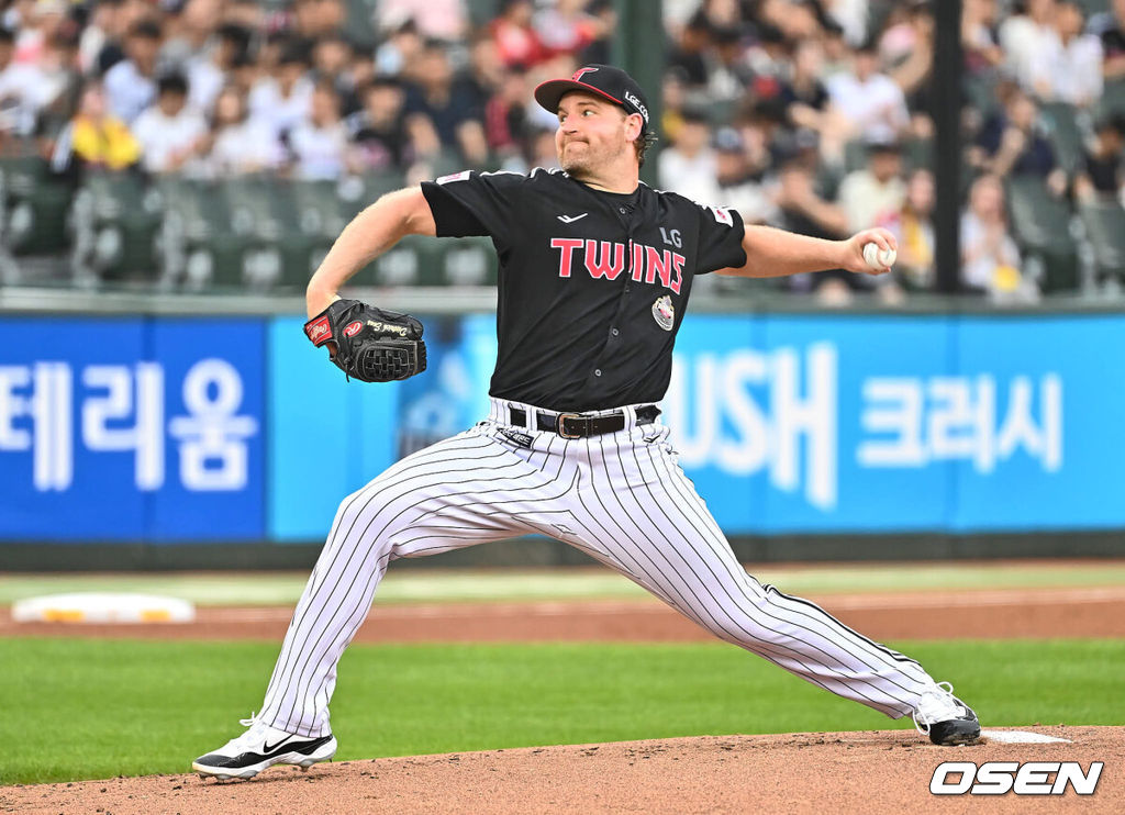 23일 부산 사직야구장에서 2024 신한 SOL 뱅크 KBO 리그 롯데 자이언츠와 LG 트윈스의 경기가 열렸다. 홈팀 롯데는 윌커슨이 선발 출전하고 LG 트윈스는 엔스가 선발 출전했다.LG 트윈스 선발 투수 엔스가 역투하고 있다. 2024.07.23 / foto0307@osen.co.kr