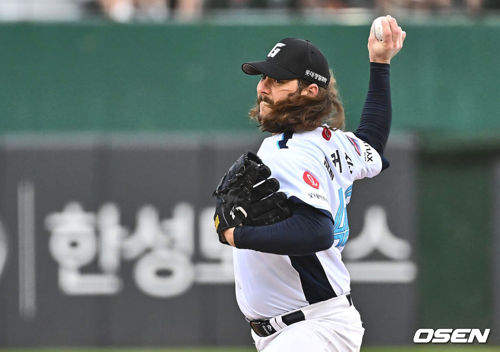 23일 부산 사직야구장에서 2024 신한 SOL 뱅크 KBO 리그 롯데 자이언츠와 LG 트윈스의 경기가 열렸다. 홈팀 롯데는 윌커슨이 선발 출전하고 LG 트윈스는 엔스가 선발 출전했다.롯데 자이언츠 선발 투수 윌커슨이 역투하고 있다. 2024.07.23 / foto0307@osen.co.kr