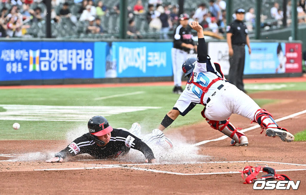 23일 부산 사직야구장에서 2024 신한 SOL 뱅크 KBO 리그 롯데 자이언츠와 LG 트윈스의 경기가 열렸다. 홈팀 롯데는 윌커슨이 선발 출전하고 LG 트윈스는 엔스가 선발 출전했다.LG 트윈스 오지환이 1회초 1사 만루 김현수의 중견수 희생플라이때 득점을 올리고 있다. 2024.07.23 / foto0307@osen.co.kr