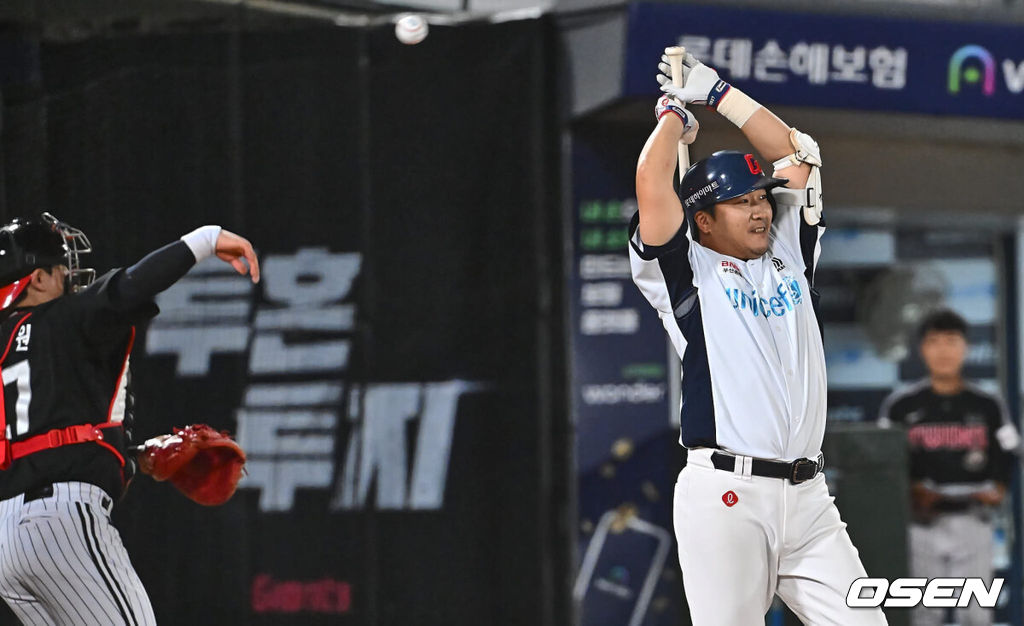 23일 부산 사직야구장에서 2024 신한 SOL 뱅크 KBO 리그 롯데 자이언츠와 LG 트윈스의 경기가 열렸다. 홈팀 롯데는 윌커슨이 선발 출전하고 LG 트윈스는 엔스가 선발 출전했다.롯데 자이언츠 정훈이 6회말 2사 만루 삼진 아웃당하고 아쉬워하고 있다. 2024.07.23 / foto0307@osen.co.kr