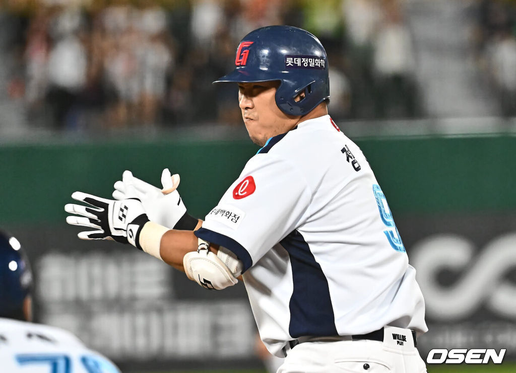 23일 부산 사직야구장에서 2024 신한 SOL 뱅크 KBO 리그 롯데 자이언츠와 LG 트윈스의 경기가 열렸다. 홈팀 롯데는 윌커슨이 선발 출전하고 LG 트윈스는 엔스가 선발 출전했다.롯데 자이언츠 정훈이 8회말 2사 1,2루 중견수 왼쪽 1타점 안타를 치고 환호하고 있다. 2024.07.23 / foto0307@osen.co.kr