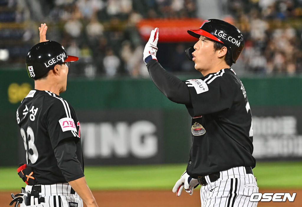 23일 부산 사직야구장에서 2024 신한 SOL 뱅크 KBO 리그 롯데 자이언츠와 LG 트윈스의 경기가 열렸다. 홈팀 롯데는 윌커슨이 선발 출전하고 LG 트윈스는 엔스가 선발 출전했다.LG 트윈스 김현수가 9회초 1사 2루 중견수 왼쪽 1타점 안타를 치고 하이파이브를 하고 있다. 2024.07.23 / foto0307@osen.co.kr