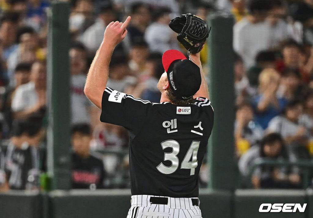 23일 부산 사직야구장에서 2024 신한 SOL 뱅크 KBO 리그 롯데 자이언츠와 LG 트윈스의 경기가 열렸다. 홈팀 롯데는 윌커슨이 선발 출전하고 LG 트윈스는 엔스가 선발 출전했다.LG 트윈스 엔스가 5회말 1사 1루 롯데 자이언츠 손성빈을 투수앞 땅볼로 병살 처리하고 세리머니를 하고 있다. 2024.07.23 / foto0307@osen.co.kr