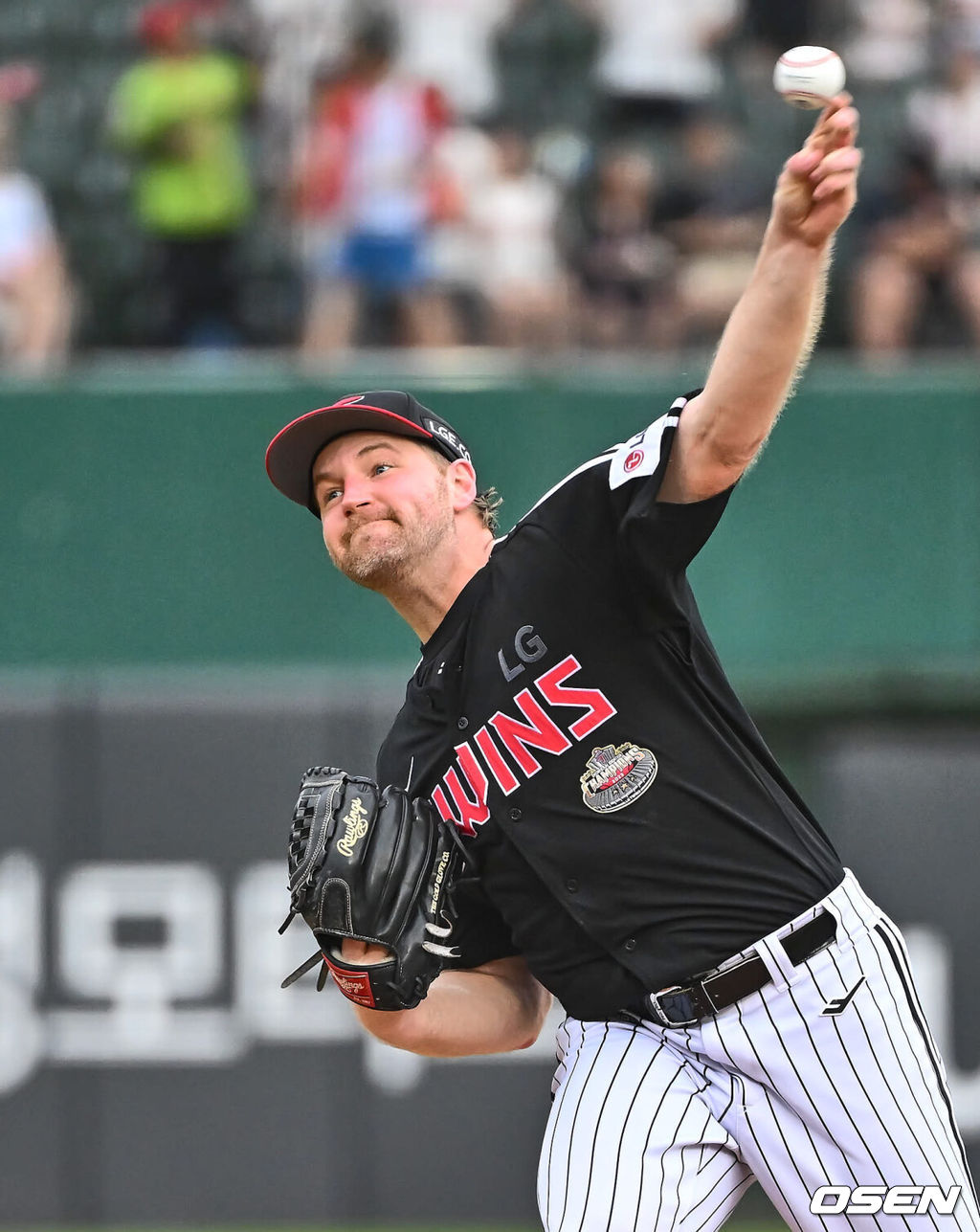 23일 부산 사직야구장에서 2024 신한 SOL 뱅크 KBO 리그 롯데 자이언츠와 LG 트윈스의 경기가 열렸다. 홈팀 롯데는 윌커슨이 선발 출전하고 LG 트윈스는 엔스가 선발 출전했다.LG 트윈스 선발 투수 엔스가 역투하고 있다. 2024.07.23 / foto0307@osen.co.kr