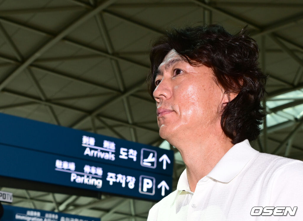 15일 오전 대한민국 축구대표팀의 새 감독으로 선임된 홍명보 감독이 인천국제공항을 통해 유럽으로 출국했다. 홍명보 감독은 자신과 함께할 외국인 코칭스태프 선임 관련 업무를 소화할 예정이다. 홍명보 감독이 출국장으로 향하고 있다. 2024.07.15 / ksl0919@osen.co.kr