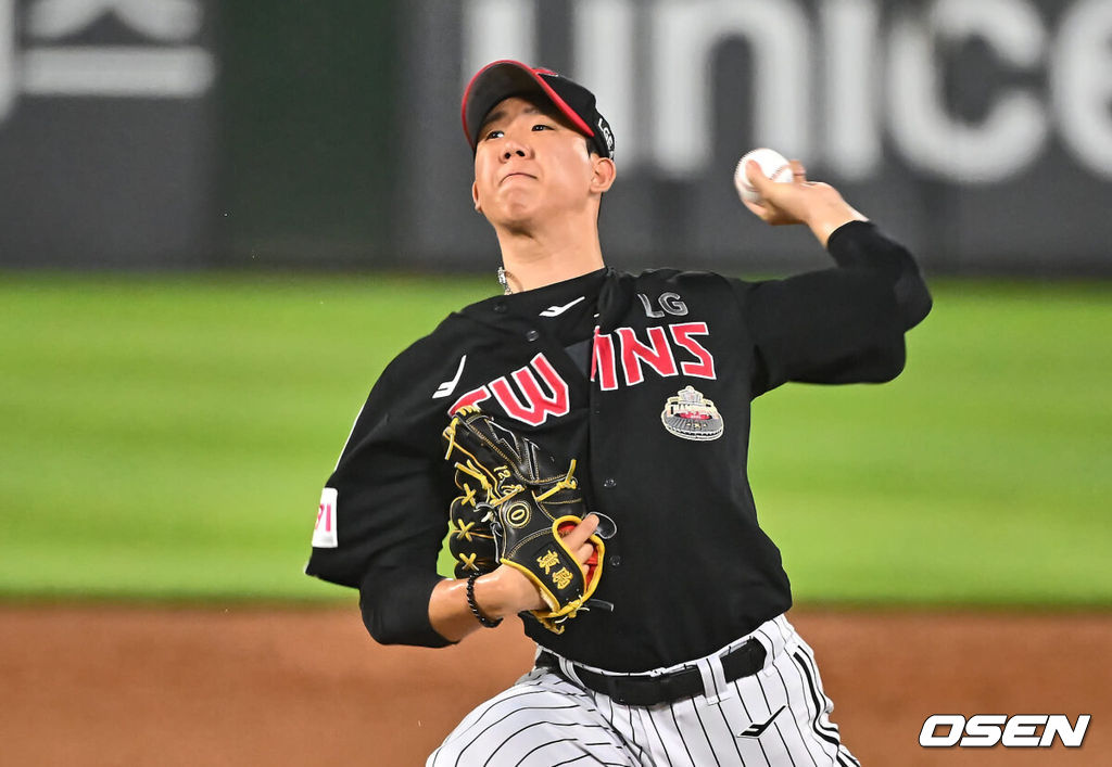 23일 부산 사직야구장에서 2024 신한 SOL 뱅크 KBO 리그 롯데 자이언츠와 LG 트윈스의 경기가 열렸다. 홈팀 롯데는 윌커슨이 선발 출전하고 LG 트윈스는 엔스가 선발 출전했다. LG 트윈스 김유영이 7회 무사 1,3루 위기에서 역투하고 있다. 2024.07.23 / foto0307@osen.co.kr