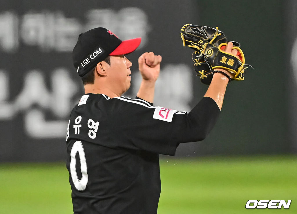 23일 부산 사직야구장에서 2024 신한 SOL 뱅크 KBO 리그 롯데 자이언츠와 LG 트윈스의 경기가 열렸다. 홈팀 롯데는 윌커슨이 선발 출전하고 LG 트윈스는 엔스가 선발 출전했다.LG 트윈스 김유영이 7회말 1사 1,3루 롯데 자이언츠 박승욱을 병살로 잡고 환호하고 있다. 2024.07.23 / foto0307@osen.co.kr