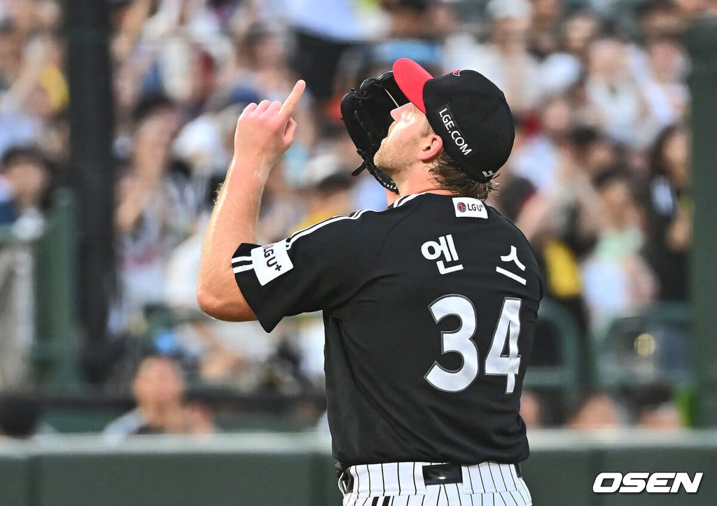 23일 부산 사직야구장에서 2024 신한 SOL 뱅크 KBO 리그 롯데 자이언츠와 LG 트윈스의 경기가 열렸다. 홈팀 롯데는 윌커슨이 선발 출전하고 LG 트윈스는 엔스가 선발 출전했다.LG 트윈스 선발 투수 엔스가 3회말 2사 3루 롯데 자이언츠 전준우를 3루 땅볼로 잡고 세리머니를 하고 있다. 2024.07.23 / foto0307@osen.co.kr