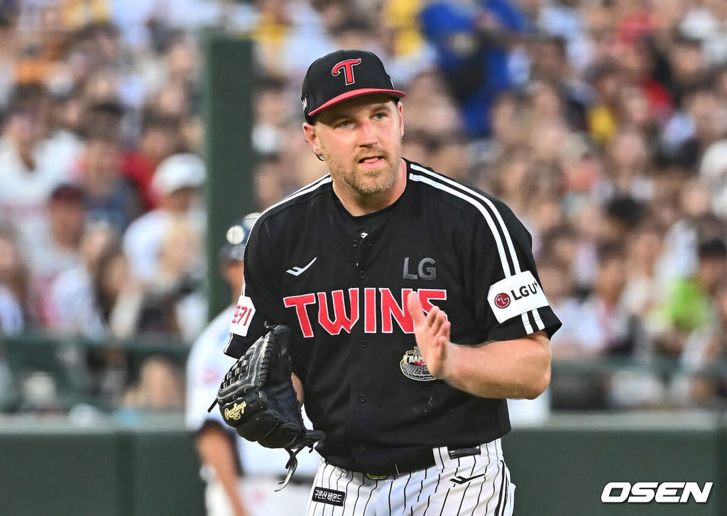 23일 부산 사직야구장에서 2024 신한 SOL 뱅크 KBO 리그 롯데 자이언츠와 LG 트윈스의 경기가 열렸다. 홈팀 롯데는 윌커슨이 선발 출전하고 LG 트윈스는 엔스가 선발 출전했다.LG 트윈스 선발 투수 엔스가 3회말 2사 3루 롯데 자이언츠 전준우를 3루 땅볼로 잡고 기뻐하고 있다. 2024.07.23 / foto0307@osen.co.kr