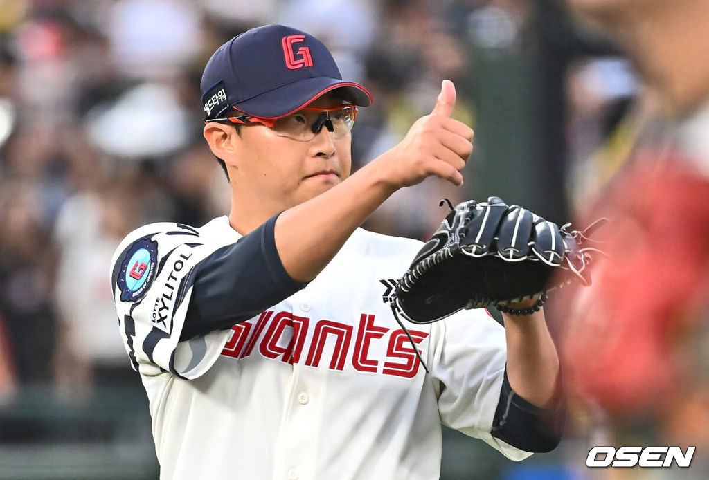 22일 부산 사직야구장에서 2024 신한 SOL 뱅크 KBO 리그 롯데 자이언츠와 KIA 타이거즈의 경기가 열렸다. 1차전을 승리한 롯데는 박세웅을 선발로 내세워 위닝시리즈를 노리고 역전패 당한 KIA는 롯데를 상대로 올시즌 첫 등판하는 윤영철을 선발로 내세워 분위기 반전을 노린다.롯데 자이언츠 선발 투수 박세웅이 3회초 2사 1루 KIA 타이거즈 김도영을 2루수 땅볼로 잡고 고승민에게 엄지척을 하고 있다. 2024.05.22 / foto0307@osen.co.kr