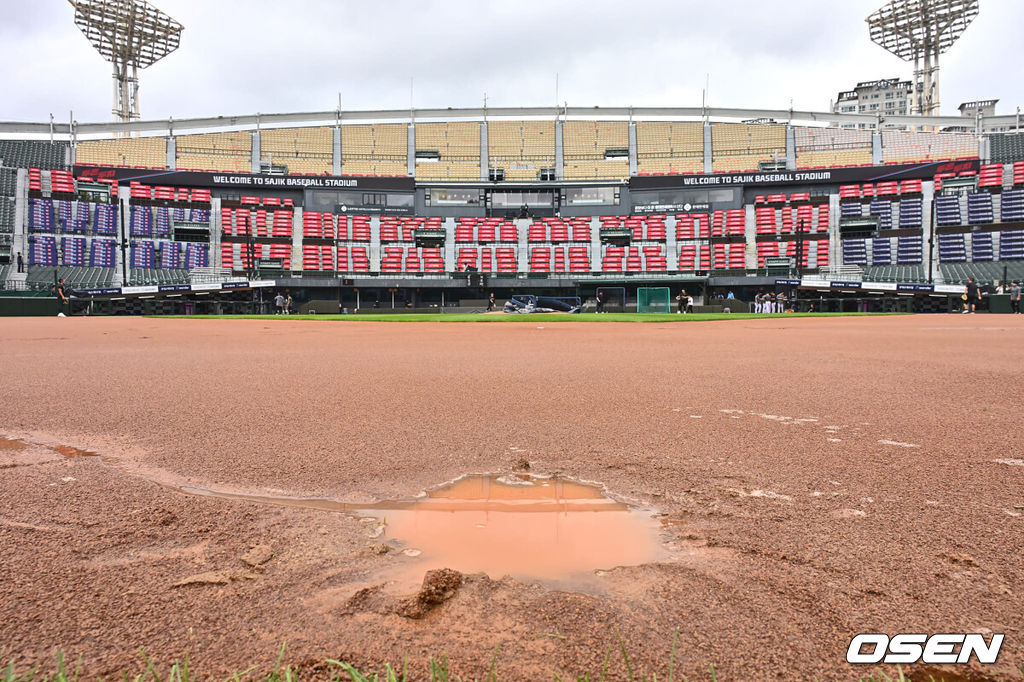 24일 부산 사직야구장에서 2024 신한 SOL 뱅크 KBO 리그 롯데 자이언츠와 LG 트윈스의 경기가 열릴 예정이었다. 홈팀 롯데는 박세웅이 선발 출전하고 LG 트윈스는 최원태가 선발 출전이 예고됐다.밤새 내린 많은 폭우로 내야 그라운드에 물 웅덩이가 만들어 질 정도의 그라운드 사정으로 경기가 취소됐다. 2024.07.24 / foto0307@osen.co.kr