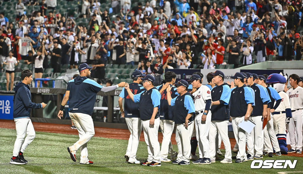 16일 울산 문수야구장에서 2024 신한 SOL 뱅크 KBO 리그 롯데 자이언츠와 두산 베어스의 경기가 열렸다. 홈팀 롯데는 반즈가 선발로 두산은 최원준이 선발로 나섰다.롯데 자이언츠 김태형 감독과 코치들이 두산 베어스에 4-0으로 승리한 후 선수들과 기쁨을 나누고 있다. 2024.07.16 / foto0307@osen.co.kr