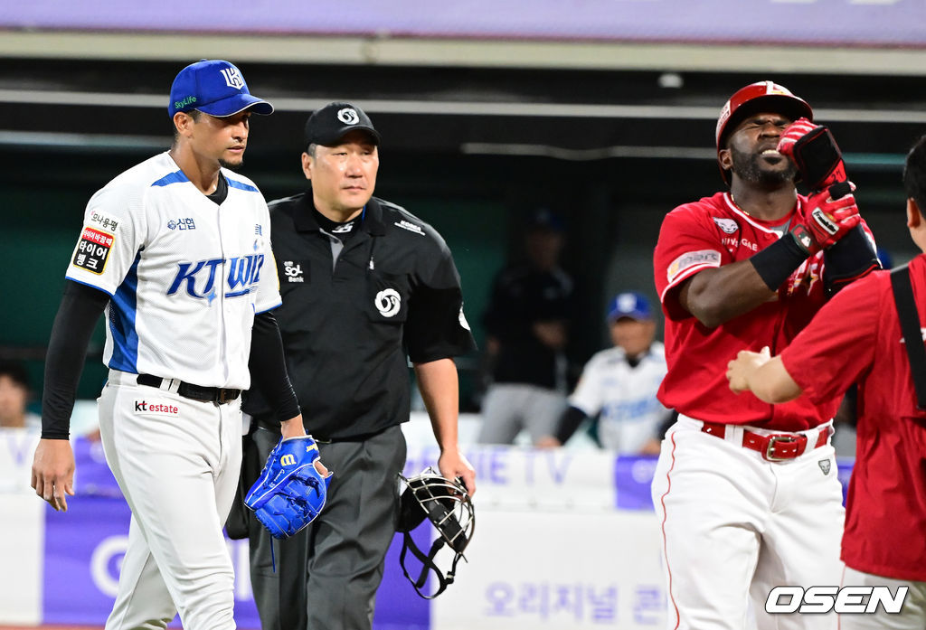 24일 오후 수원 KT위즈파크에서 ‘2024 신한 SOL Bank KBO리그’ KT 위즈와 SSG 랜더스의 경기가 열렸다.이날 홈팀 KT는 쿠에바스를 방문팀 SSG는 김광현을 선발로 내세웠다.6회초 무사 1, 2루 SSG 에레디아가 몸에 볼을 맞은 뒤 고통스러워 하고 있다. 2024.07.24 / ksl0919@osen.co.kr