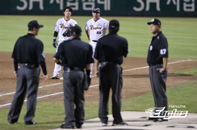 심판진이 24일 대전 삼성-한화전에서 9회말 비디오 판독에 대한 이야기를 나누고 있다. /한화 이글스 제공