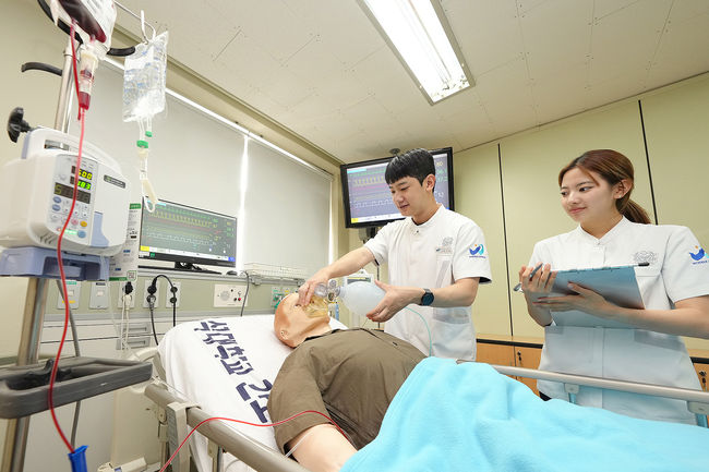  우석대(총장 박노준) 간호대학이 교육부 지정기관인 한국간호교육평가원으로부터 명실상부한 간호교육 전문기관으로 인정받았다./ 우석대