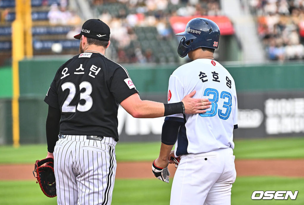 25일 부산 사직야구장에서 2024 신한 SOL 뱅크 KBO 리그 롯데 자이언츠와 LG 트윈스의 경기가 열렸다. 홈팀 롯데는 김진욱이 선발 출전하고 LG 트윈스는 최원태가 선발 출전했다.LG 트윈스 오스틴이 1회말 1사 1,2루 최원태의 헤드샷을 맞은 롯데 자이언츠 손호영을 위로하고 있다. 2024.07.25 / foto0307@osen.co.kr