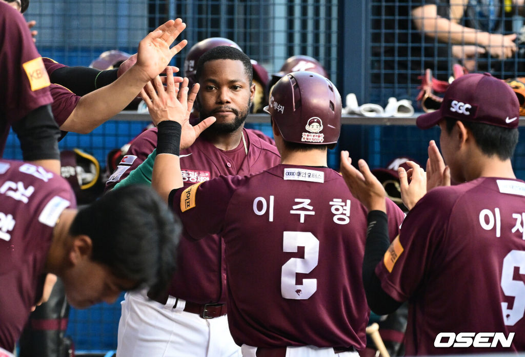 24일 오후 서울 잠실야구장에서 2024 신한 SOL Bank KBO리그 두산 베어스와 키움 히어로즈의 경기가 열렸다.이날 두산은 우완 곽빈, 키움은 우완 하영민을 각각 선발로 내세웠다.1회초 1사 2루에서 키움 이주형이 송성문의 선제 1타점 적시 2루타에 홈을 밟고 동료선수들과 기뻐하고 있다. 2024.07.24 / jpnews@osen.co.kr