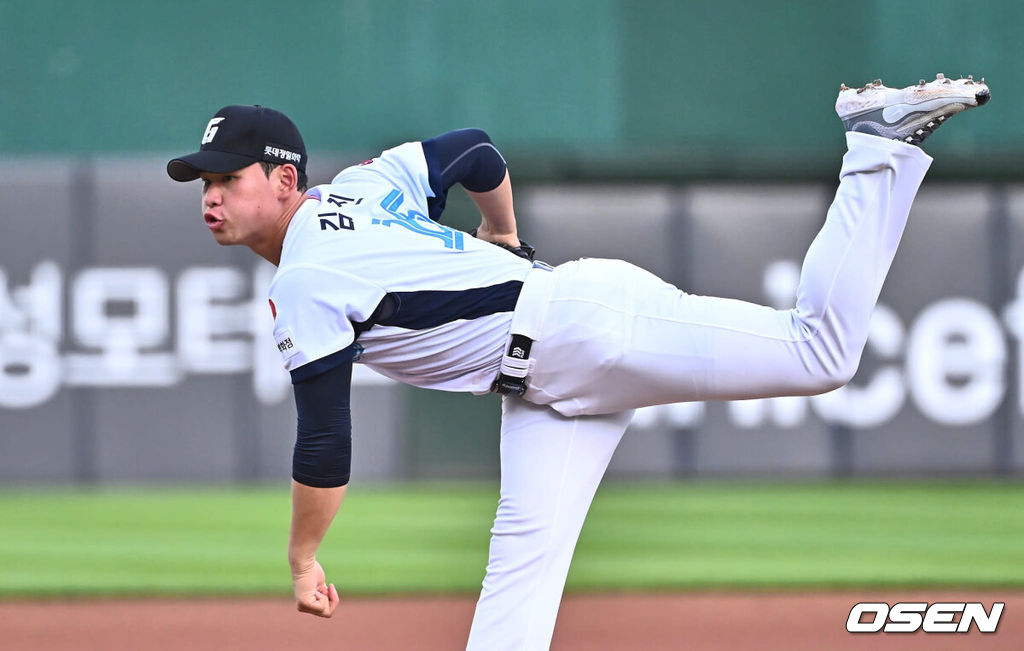 25일 부산 사직야구장에서 2024 신한 SOL 뱅크 KBO 리그 롯데 자이언츠와 LG 트윈스의 경기가 열렸다. 홈팀 롯데는 김진욱이 선발 출전하고 LG 트윈스는 최원태가 선발 출전했다.롯데 자이언츠 선발 투수 김진욱이 역투하고 있다. 2024.07.25 / foto0307@osen.co.kr