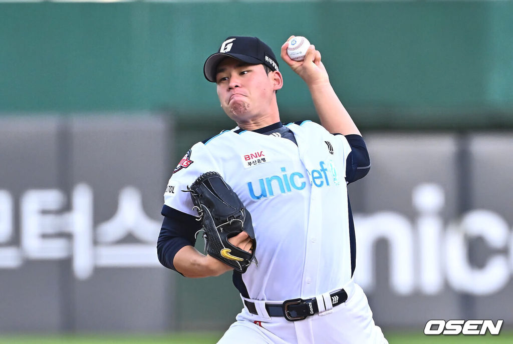 25일 부산 사직야구장에서 2024 신한 SOL 뱅크 KBO 리그 롯데 자이언츠와 LG 트윈스의 경기가 열렸다. 홈팀 롯데는 김진욱이 선발 출전하고 LG 트윈스는 최원태가 선발 출전했다.롯데 자이언츠 선발 투수 김진욱이 역투하고 있다. 2024.07.25 / foto0307@osen.co.kr