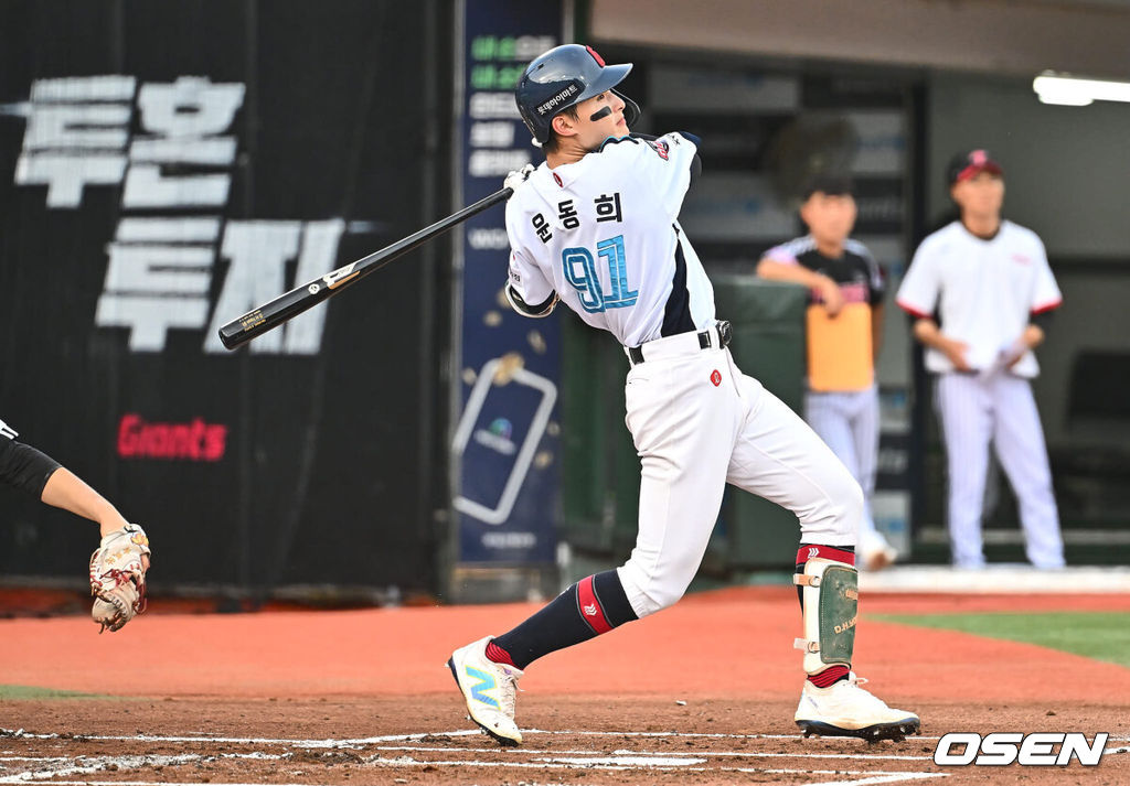 25일 부산 사직야구장에서 2024 신한 SOL 뱅크 KBO 리그 롯데 자이언츠와 LG 트윈스의 경기가 열렸다. 홈팀 롯데는 김진욱이 선발 출전하고 LG 트윈스는 최원태가 선발 출전했다.롯데 자이언츠 윤동희가 1회말 무사 2루 우익수 왼쪽 1타점 안타를 치고 있다. 2024.07.25 / foto0307@osen.co.kr