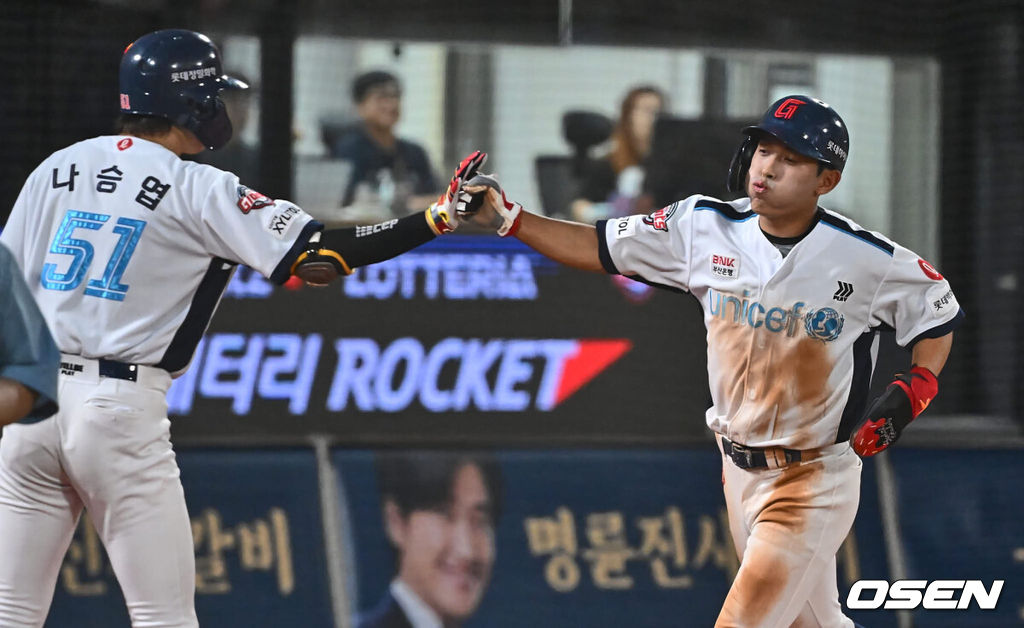 25일 부산 사직야구장에서 2024 신한 SOL 뱅크 KBO 리그 롯데 자이언츠와 LG 트윈스의 경기가 열렸다. 홈팀 롯데는 김진욱이 선발 출전하고 LG 트윈스는 최원태가 선발 출전했다.롯데 자이언츠 황성빈이 4회말 2사 2루 윤동희의 3루 땅볼때 송구 실책으로 득점을 올리고 하이파이브를 하고 있다. 2024.07.25 / foto0307@osen.co.kr