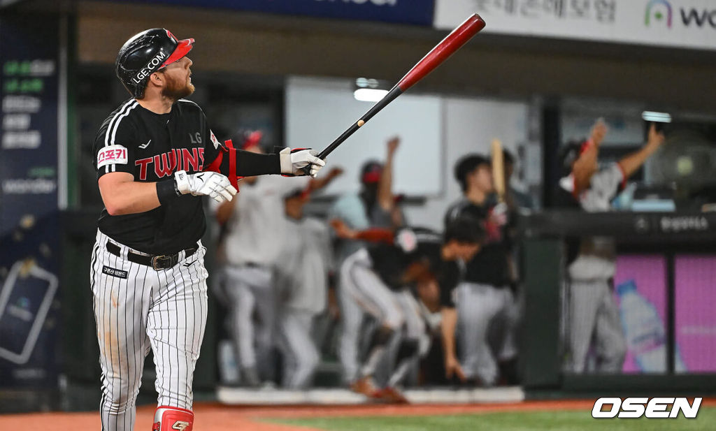 25일 부산 사직야구장에서 2024 신한 SOL 뱅크 KBO 리그 롯데 자이언츠와 LG 트윈스의 경기가 열렸다. 홈팀 롯데는 김진욱이 선발 출전하고 LG 트윈스는 최원태가 선발 출전했다.LG 트윈스 오스틴이 5회초 2사 2,3루 좌월 3점홈런을 치고 있다. 2024.07.25 / foto0307@osen.co.kr