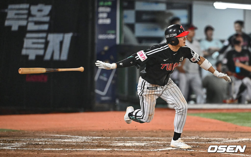 25일 부산 사직야구장에서 2024 신한 SOL 뱅크 KBO 리그 롯데 자이언츠와 LG 트윈스의 경기가 열렸다. 홈팀 롯데는 김진욱이 선발 출전하고 LG 트윈스는 최원태가 선발 출전했다.LG 트윈스 신민재가 8회초 1사 2루 중견수 앞 1타점 안타를 치고 있다. 2024.07.25 / foto0307@osen.co.kr