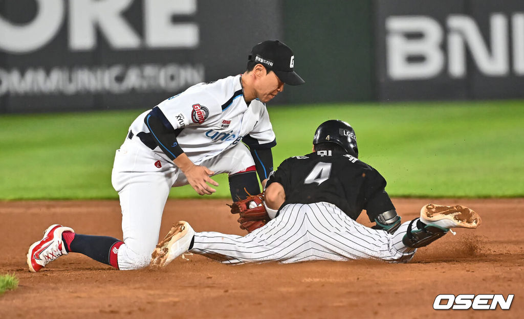 25일 부산 사직야구장에서 2024 신한 SOL 뱅크 KBO 리그 롯데 자이언츠와 LG 트윈스의 경기가 열렸다. 홈팀 롯데는 김진욱이 선발 출전하고 LG 트윈스는 최원태가 선발 출전했다.LG 트윈스 신민재가 8회초 1사 2루 중견수 앞 1타점 안타를 치고 공이 홈으로 향하는 사이 2루 도루를 시도했으나 아웃되고 있다. 2024.07.25 / foto0307@osen.co.kr