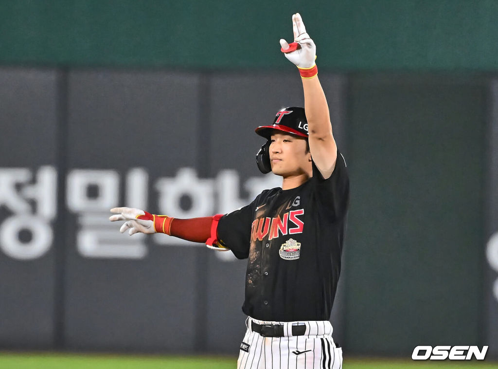 25일 부산 사직야구장에서 2024 신한 SOL 뱅크 KBO 리그 롯데 자이언츠와 LG 트윈스의 경기가 열렸다. 홈팀 롯데는 김진욱이 선발 출전하고 LG 트윈스는 최원태가 선발 출전했다.LG 트윈스 박해민이 연장 11회초 2사 만루 중견수 뒤 싹쓸이 3타점 2루타를 치고 환호하고 있다. 2024.07.25 / foto0307@osen.co.kr