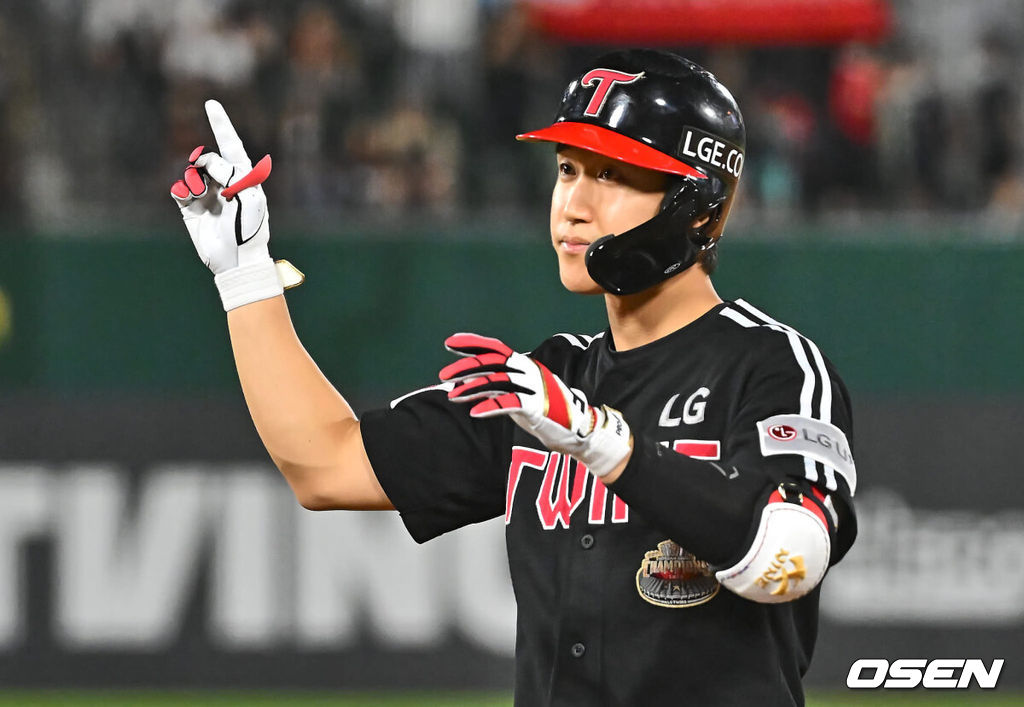 25일 부산 사직야구장에서 2024 신한 SOL 뱅크 KBO 리그 롯데 자이언츠와 LG 트윈스의 경기가 열렸다. 홈팀 롯데는 김진욱이 선발 출전하고 LG 트윈스는 최원태가 선발 출전했다.LG 트윈스 구본혁이 9회초 2사 1,2루 중견수 앞 동점 1타점 안타를 치고 세리머니를 하고 있다. 2024.07.25 / foto0307@osen.co.kr