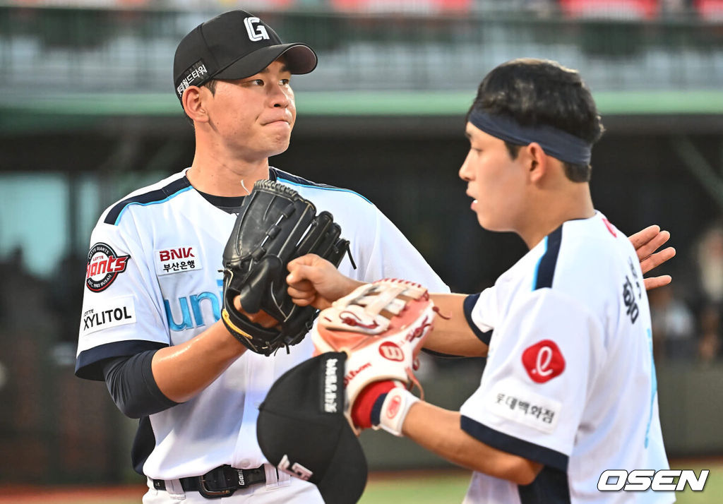 25일 부산 사직야구장에서 2024 신한 SOL 뱅크 KBO 리그 롯데 자이언츠와 LG 트윈스의 경기가 열렸다. 홈팀 롯데는 김진욱이 선발 출전하고 LG 트윈스는 최원태가 선발 출전했다.롯데 자이언츠 김진욱이 3회초 수비를 마치고 황성빈과 하이파이브를 하고 있다. 2024.07.25 / foto0307@osen.co.kr