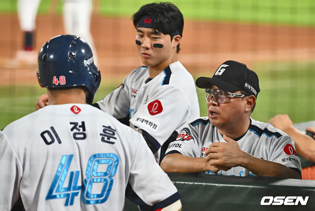 25일 부산 사직야구장에서 2024 신한 SOL 뱅크 KBO 리그 롯데 자이언츠와 LG 트윈스의 경기가 열렸다. 홈팀 롯데는 김진욱이 선발 출전하고 LG 트윈스는 최원태가 선발 출전했다.롯데 자이언츠 김태형 감독이 연장 10회말 2사 1,2루 손성빈 대신 이정훈을 대타로 내며 얘기를 하고 있다. 2024.07.25 / foto0307@osen.co.kr