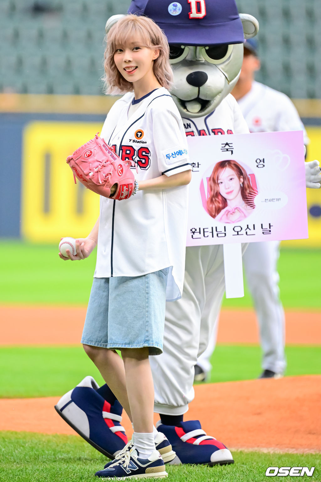 25일 오후 서울 잠실야구장에서 2024 신한 SOL Bank KBO리그 두산 베어스와 키움 히어로즈의 경기가 열렸다.두산은 단기 외국인투수 시라카와를, 키움은 루키 김윤하를 선발로 내세웠다.경기에 앞서 에스파 윈터가 시구를 하고 있다. 2024.07.25 / jpnews@osen.co.kr