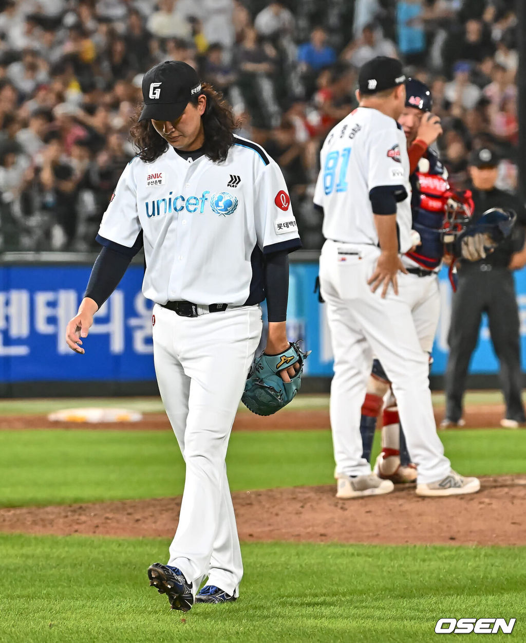 23일 부산 사직야구장에서 2024 신한 SOL 뱅크 KBO 리그 롯데 자이언츠와 LG 트윈스의 경기가 열렸다. 홈팀 롯데는 윌커슨이 선발 출전하고 LG 트윈스는 엔스가 선발 출전했다.롯데 자이언츠 김원중이 9회초 1사 2루 역전을 허용하고 교체되고 있다. 2024.07.23 / foto0307@osen.co.kr