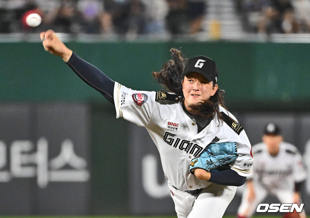 28일 부산 사직야구장에서 2024 신한 SOL 뱅크 KBO 리그 롯데 자이언츠와 한화 이글스의 경기가 열렸다. 홈팀 롯데는 윌커슨이 선발 출전하고 한화는 바리아가 선발 출전했다.롯데 자이언츠 김원중이 역투하고 있다. 2024.06.28 / foto0307@osen.co.kr