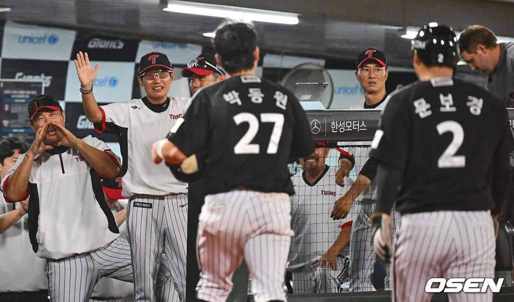 25일 부산 사직야구장에서 2024 신한 SOL 뱅크 KBO 리그 롯데 자이언츠와 LG 트윈스의 경기가 열렸다. 홈팀 롯데는 김진욱이 선발 출전하고 LG 트윈스는 최원태가 선발 출전했다.LG 트윈스 염경엽 감독이 연장 11회초 2사 만루 박해민의 중견수 뒤 싹쓸이 3타점 2루타에 주자들과 하이파이브를 하고 있다. 2024.07.25 / foto0307@osen.co.kr