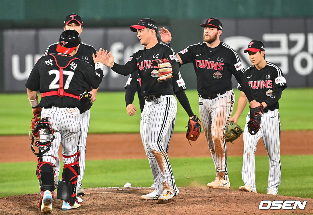 25일 부산 사직야구장에서 2024 신한 SOL 뱅크 KBO 리그 롯데 자이언츠와 LG 트윈스의 경기가 열렸다. 홈팀 롯데는 김진욱이 선발 출전하고 LG 트윈스는 최원태가 선발 출전했다.LG 트윈스 선수들이 연장 11회 승부끝에 9-6으로 승리한 후 기쁨을 나누고 있다. 2024.07.25 / foto0307@osen.co.kr