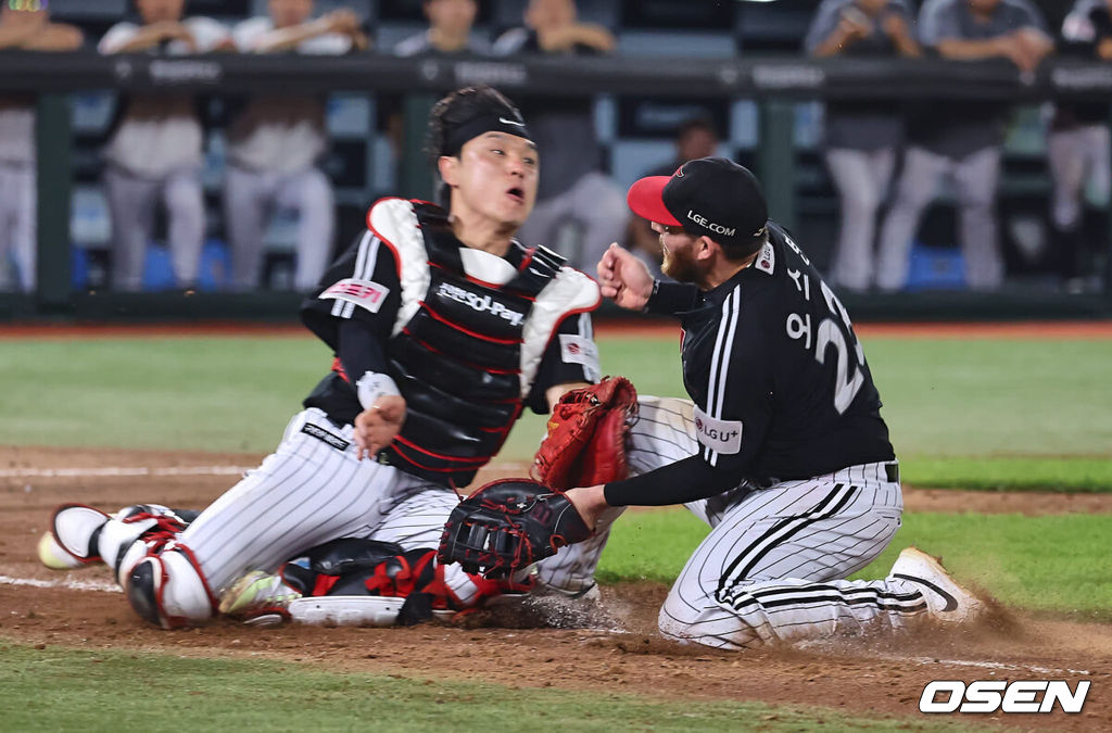 25일 부산 사직야구장에서 2024 신한 SOL 뱅크 KBO 리그 롯데 자이언츠와 LG 트윈스의 경기가 열렸다. 홈팀 롯데는 김진욱이 선발 출전하고 LG 트윈스는 최원태가 선발 출전했다.LG 트윈스 오스틴과 박동원이 9회말 무사 1루 롯데 자이언츠 윤동희의 번트 볼을 잡다 충돌하고 있다. 2024.07.25 / foto0307@osen.co.kr