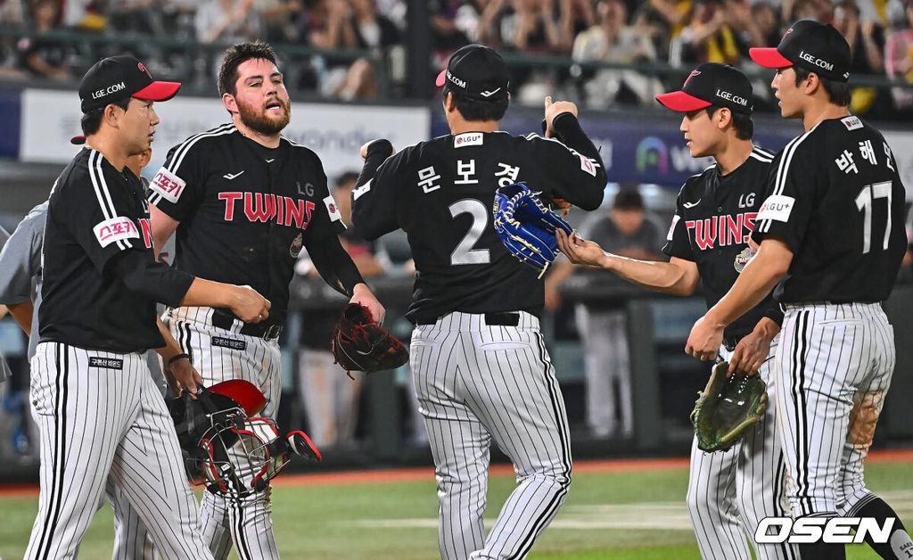 25일 부산 사직야구장에서 2024 신한 SOL 뱅크 KBO 리그 롯데 자이언츠와 LG 트윈스의 경기가 열렸다. 홈팀 롯데는 김진욱이 선발 출전하고 LG 트윈스는 최원태가 선발 출전했다.LG 트윈스 오스틴이 9회말 무사 1루 롯데 자이언츠 윤동희의 번트 볼을 잡다 박동원과 충돌한 후 다행히 일어나고 있다. 2024.07.25 / foto0307@osen.co.kr