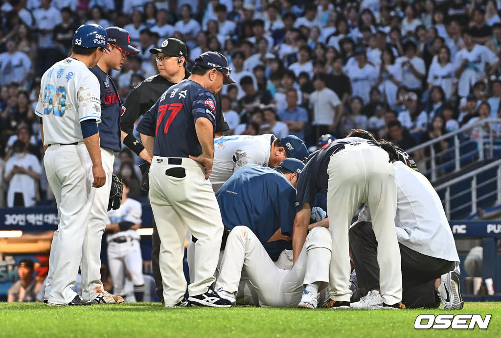 26일 창원NC파크에서 2024 신한 SOL 뱅크 KBO 리그 NC 다이노스와 롯데 자이언츠의 경기가 열렸다. 홈팀 NC는 이재학이 방문팀 롯데는 박세웅이 선발 출전했다. 롯데 자이언츠 박세웅이 3회말 1사 NC 다이노스 박건우에게 몸에 맞는 볼을 던지고 걱정스러워하고 있다. 2024.07.26 / foto0307@osen.co.kr