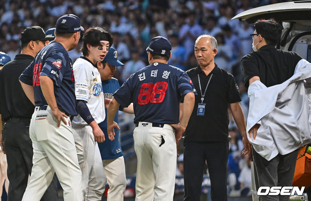 26일 창원NC파크에서 2024 신한 SOL 뱅크 KBO 리그 NC 다이노스와 롯데 자이언츠의 경기가 열렸다. 홈팀 NC는 이재학이 방문팀 롯데는 박세웅이 선발 출전했다. NC 다이노스 박건우가 3회말 1사 롯데 자이언츠 박세웅의 투구에 손을 맞고 쓰러졌다 일어나 구급차에 타고 있다. 2024.07.26 / foto0307@osen.co.kr