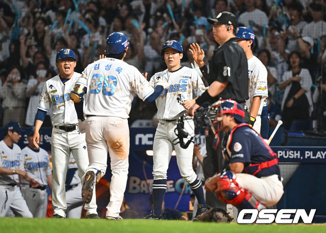 [OSEN=창원, 이석우 기자] NC 김성욱이 8회말 2사 1,2루 좌중월 3점 홈런을 치고 하이파이브를 하고 있다. 2024.07.26 / foto0307@osen.co.kr