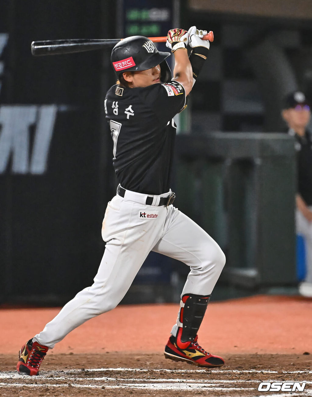 12일 부산 사직야구장에서 2024 신한 SOL 뱅크 KBO 리그 롯데 자이언츠와 KT 위즈의 경기가 열렸다. 홈팀 롯데는 박세웅이 선발 출전하고 KT 위즈는 고영표가 선발 출전했다.KT 위즈 김상수가 7회초 1사 2,3루 중견수 앞 2타점 안타를 치고 있다. 2024.07.12 / foto0307@osen.co.kr